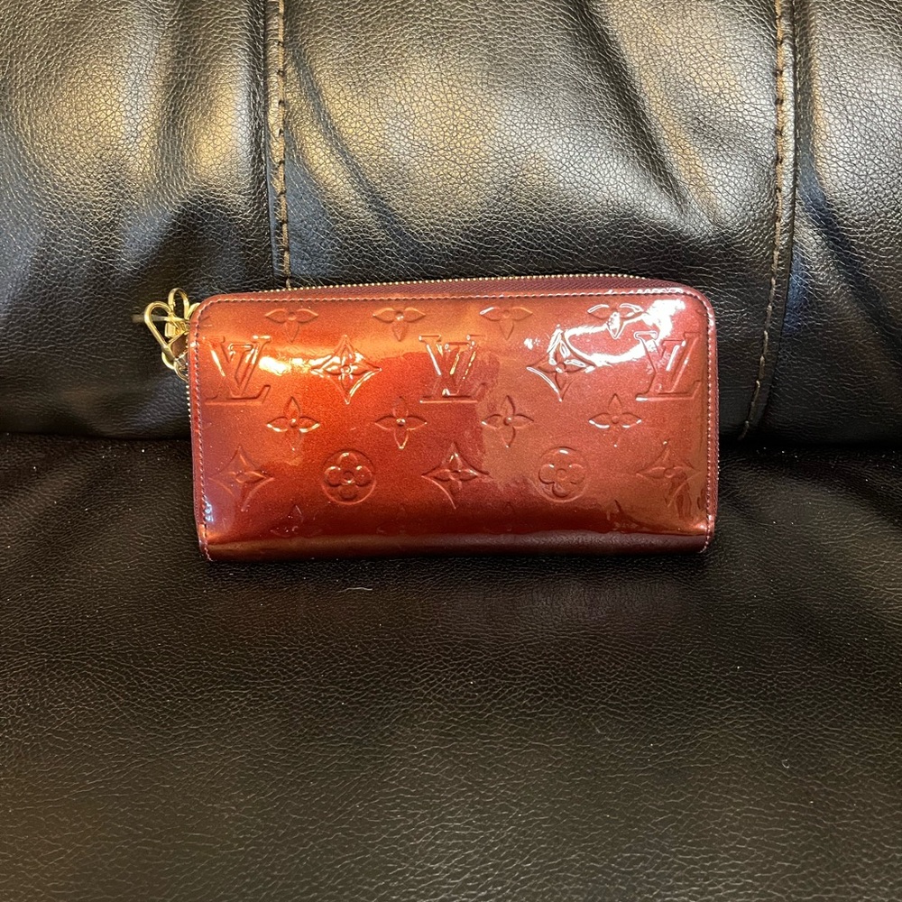 🚨🚨AUTHENTIC LOUIS VUITTON
Rouge Fauviste Monogram Vernis Zippy Wallet